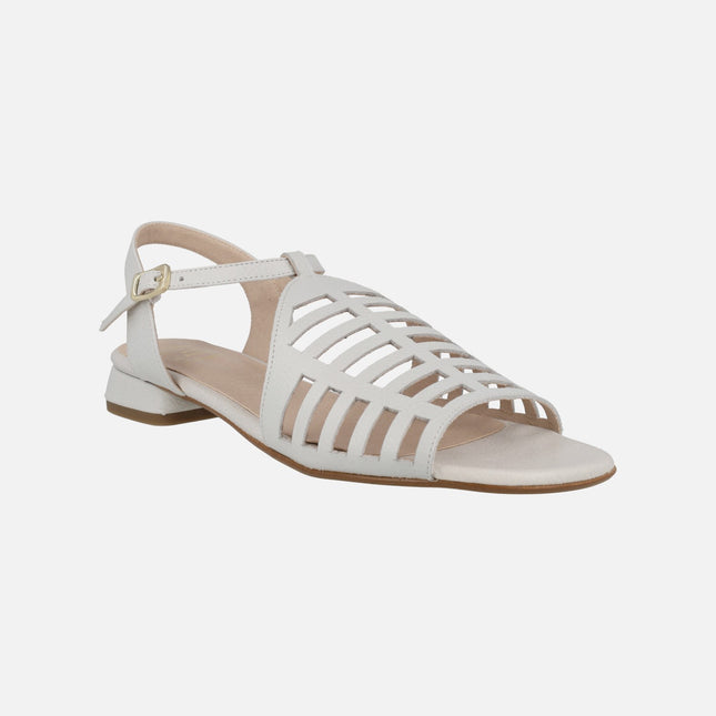 Sandalias de piel troqueladas con cierre de hebilla