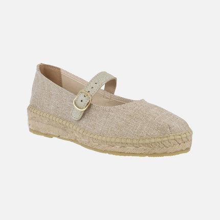 Mercedes en tejido beige con pulsera dorada y piso de esparto