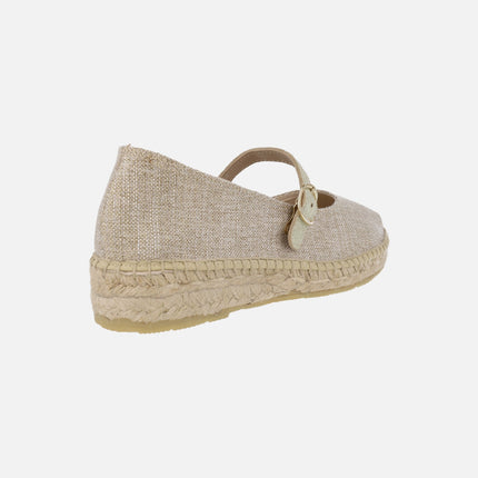 Mercedes en tejido beige con pulsera dorada y piso de esparto