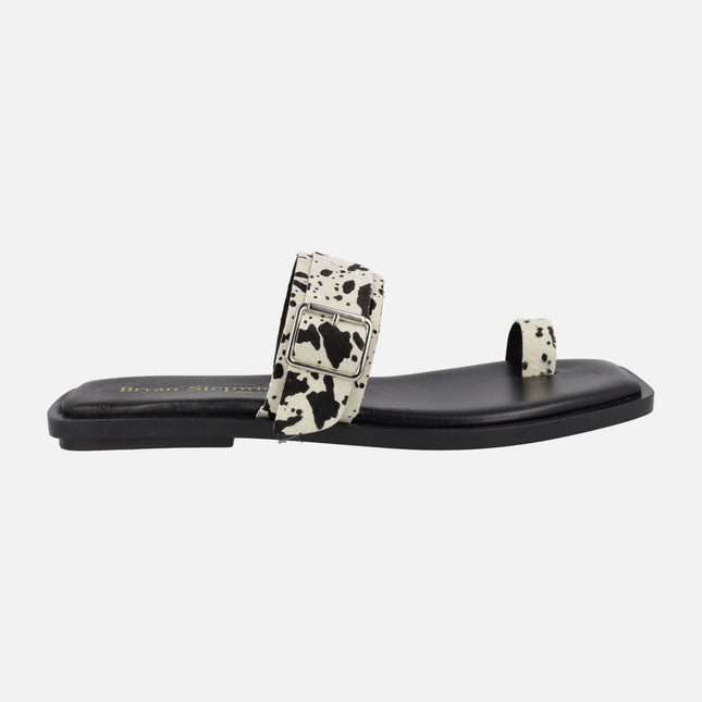 Sandalias planas de dedo con estampado animal print