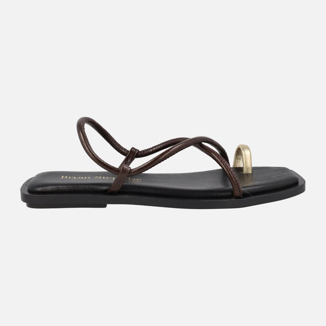 Sandalias planas de piel Katia con pieza dorada para dedo