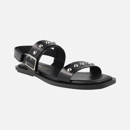 Sandalias planas de piel negra con hebilla y tachas plateadas
