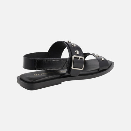 Sandalias planas de piel negra con hebilla y tachas plateadas