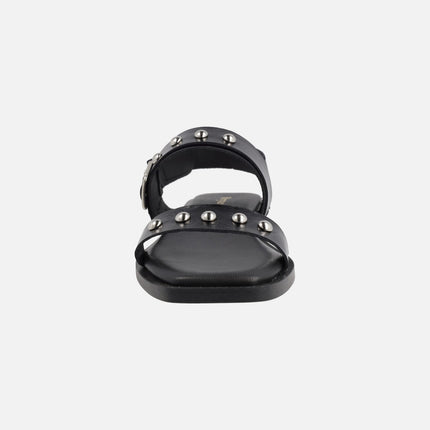 Sandalias planas de piel negra con hebilla y tachas plateadas