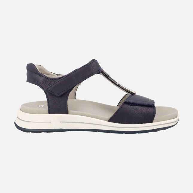 Sandalias confort en piel con cierre de velcros y adorno metálico