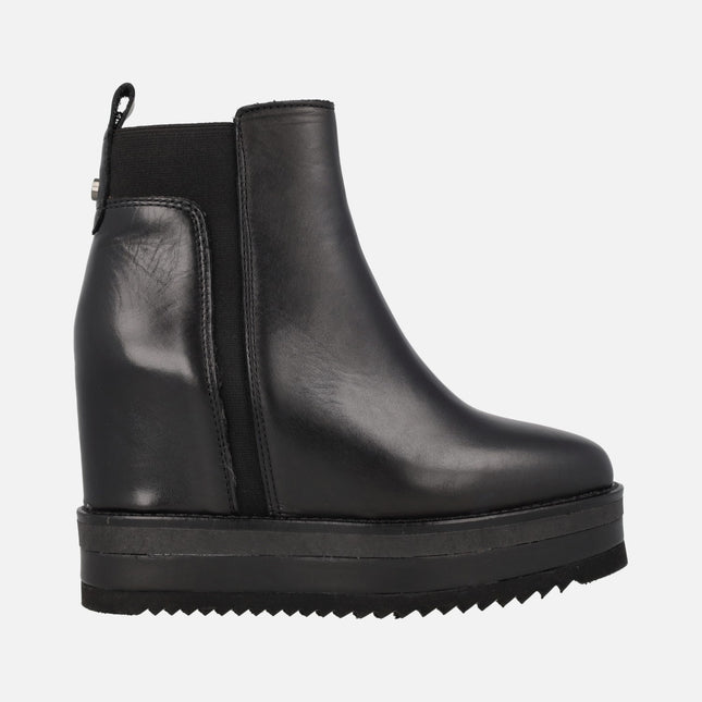 Alpe Vanity Booties in black leather with inner wedge