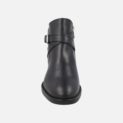 Botines bajos Puertollano con adorno de tira y hebilla