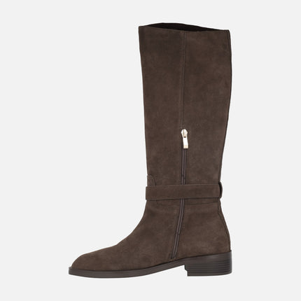 Botas altas Valeria en serraje marrón con adorno de tira y hebilla