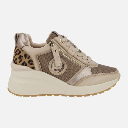 Deportivos de cuña alta en combinado beige con talonera en leopardo