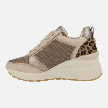 Deportivos de cuña alta en combinado beige con talonera en leopardo