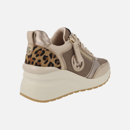 Deportivos de cuña alta en combinado beige con talonera en leopardo
