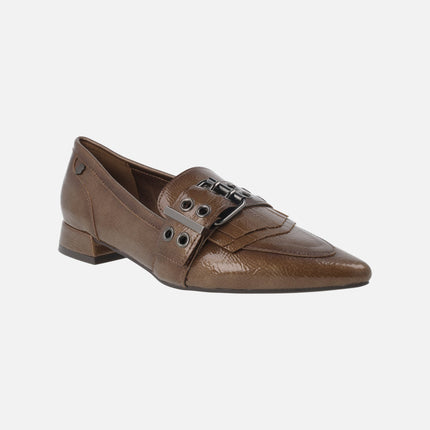 Mocasines de charol con puntera afilada y adorno metálico
