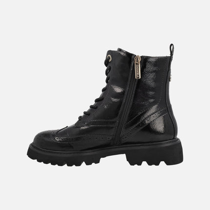 Botines negros de charol con cordones y picados