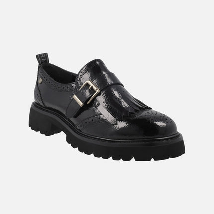 Zapatos negros de charol con copete de flecos y hebilla