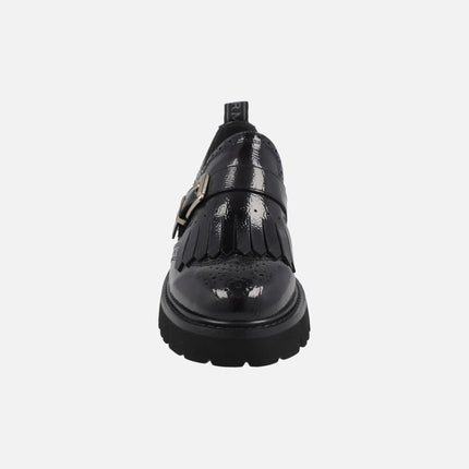 Zapatos negros de charol con copete de flecos y hebilla