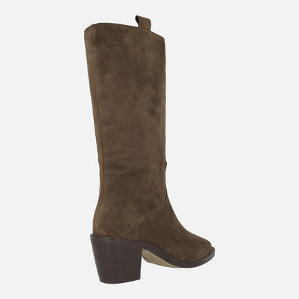 Botas de serraje marrón Nevada con detalle metálico en la puntera