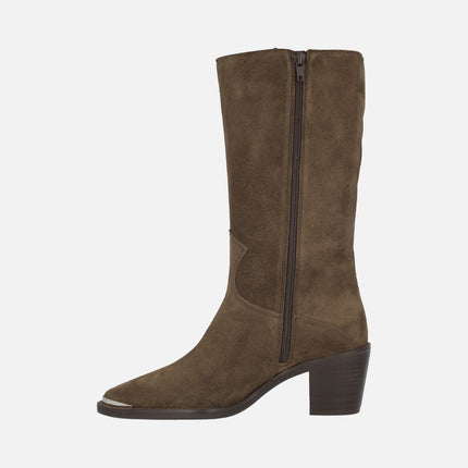 Botas de serraje marrón Nevada con detalle metálico en la puntera