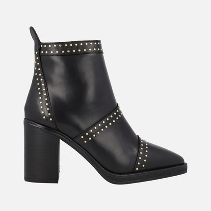 Botines de tacón Camden en piel negra con tachas doradas