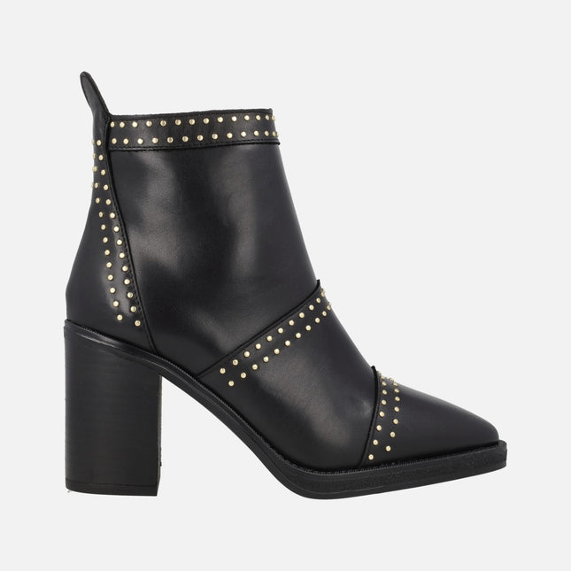 Botines de tacón Camden en piel negra con tachas doradas