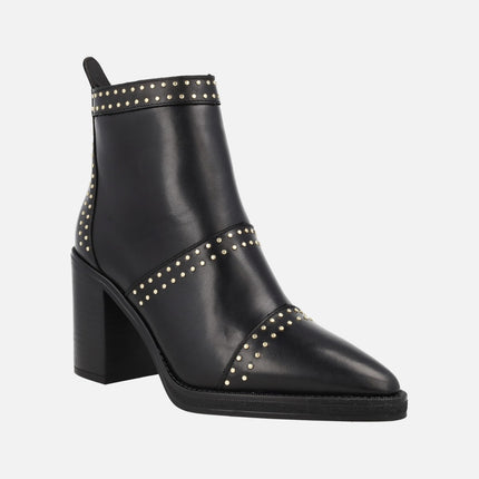 Botines de tacón Camden en piel negra con tachas doradas