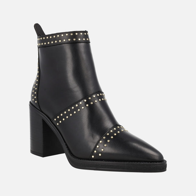 Botines de tacón Camden en piel negra con tachas doradas