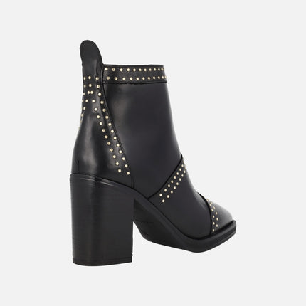 Botines de tacón Camden en piel negra con tachas doradas