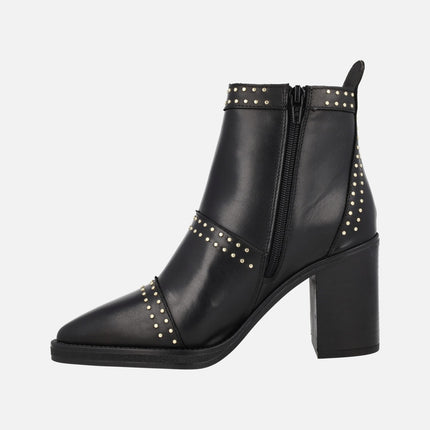 Botines de tacón Camden en piel negra con tachas doradas