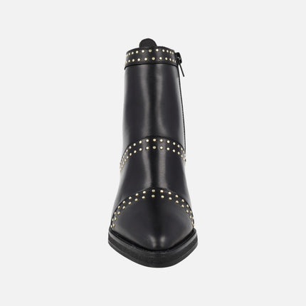 Botines de tacón Camden en piel negra con tachas doradas