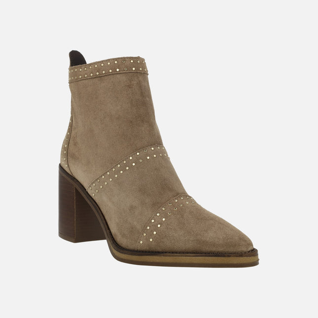 Botines de tacón Camden en serraje taupe con tachas doradas