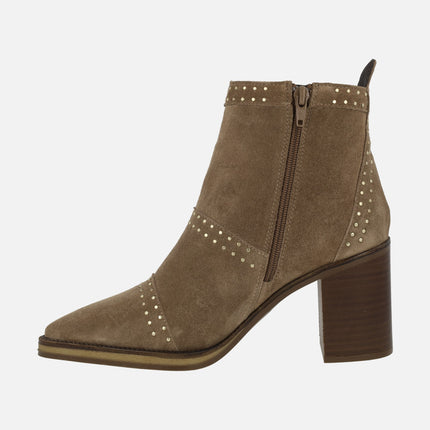 Botines de tacón Camden en serraje taupe con tachas doradas