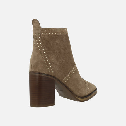 Botines de tacón Camden en serraje taupe con tachas doradas