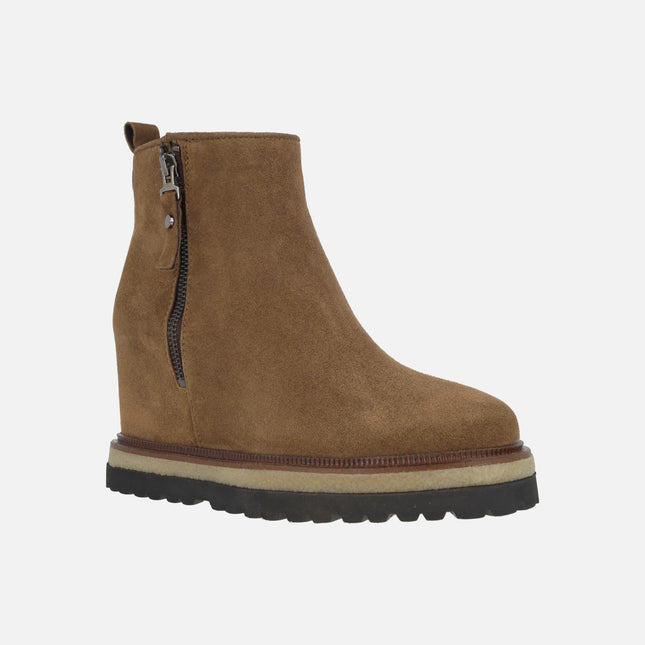 Botines marrones de serraje con cuña interior y cremalleras Vanity