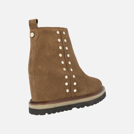 Botines Alpe Vanity con cuña interior y tachas