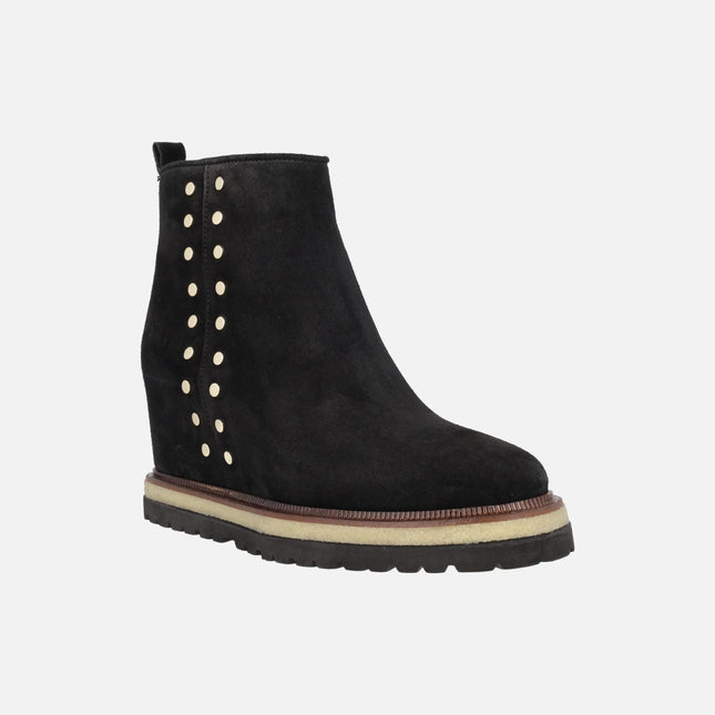 Botines Alpe Vanity con cuña interior y tachas
