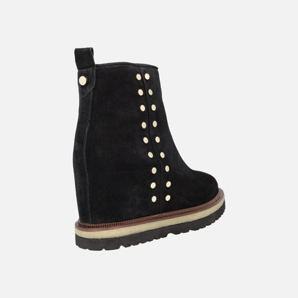 Botines Alpe Vanity con cuña interior y tachas