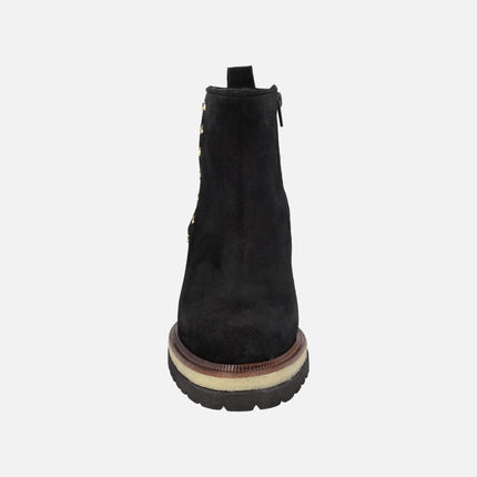 Botines Alpe Vanity con cuña interior y tachas