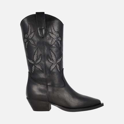 Botas negras de piel estilo cowboy con bordados de flores y tachas