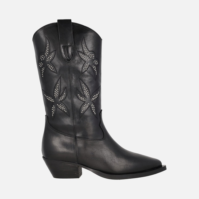 Botas negras de piel estilo cowboy con bordados de flores y tachas