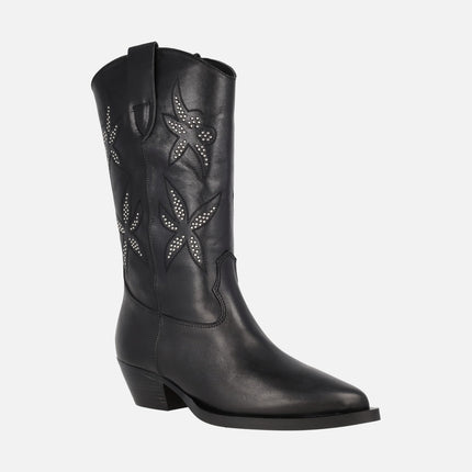 Botas negras de piel estilo cowboy con bordados de flores y tachas