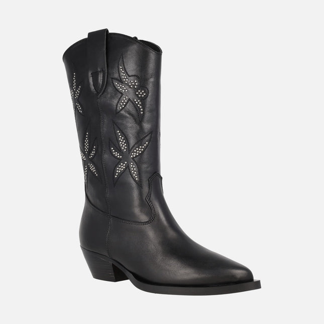 Botas negras de piel estilo cowboy con bordados de flores y tachas