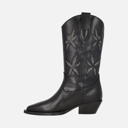 Botas negras de piel estilo cowboy con bordados de flores y tachas