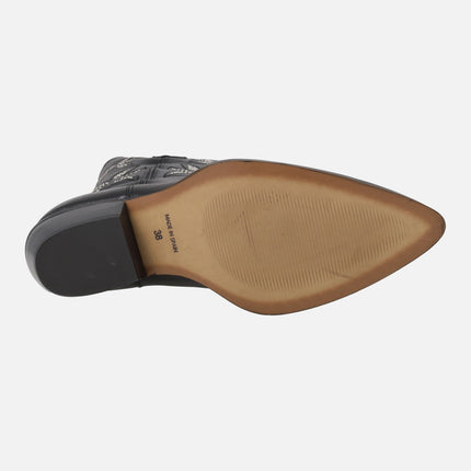 Botas negras de piel estilo cowboy con bordados de flores y tachas