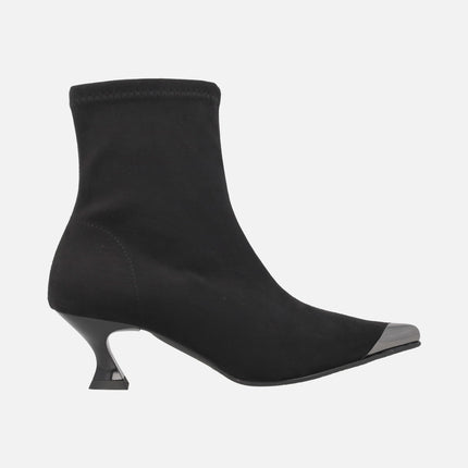 Botines negros de tacón en tejido elástico efecto ante con adorno metálico en la punta