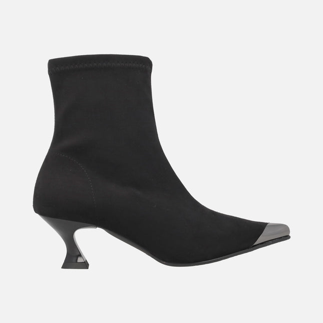 Botines negros de tacón en tejido elástico efecto ante con adorno metálico en la punta