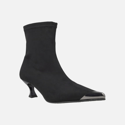 Botines negros de tacón en tejido elástico efecto ante con adorno metálico en la punta