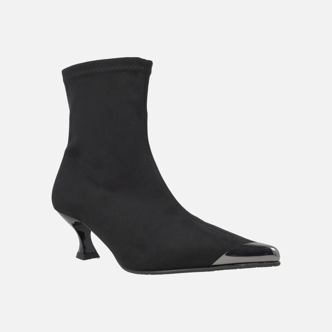 Botines negros de tacón en tejido elástico efecto ante con adorno metálico en la punta