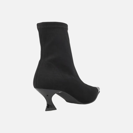Botines negros de tacón en tejido elástico efecto ante con adorno metálico en la punta