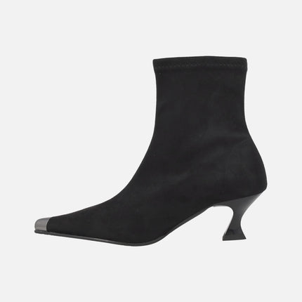 Botines negros de tacón en tejido elástico efecto ante con adorno metálico en la punta