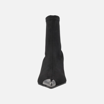 Botines negros de tacón en tejido elástico efecto ante con adorno metálico en la punta