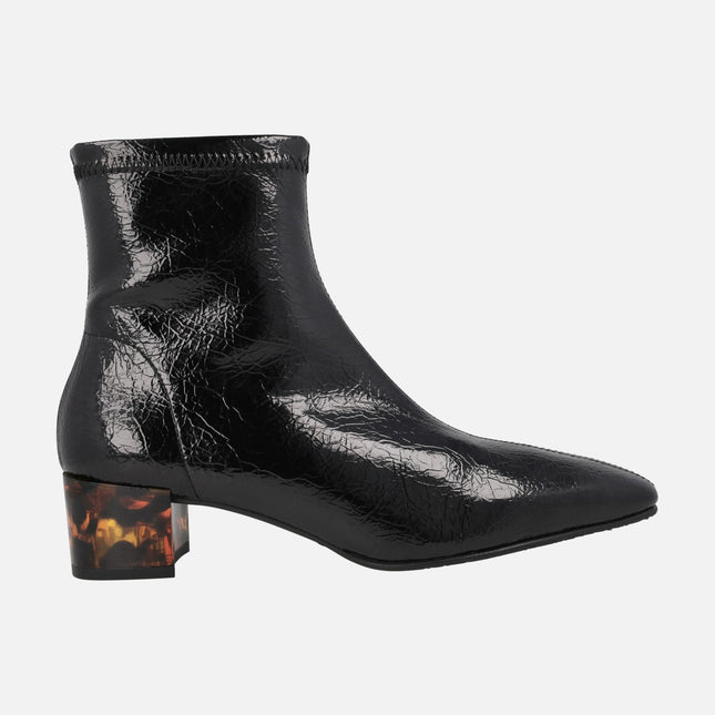 Botines de tejido elástico efecto charol cuarteado con tacón fantasía